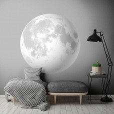 Ein Tapetenkreis mit einem detaillierten Mondmotiv, passend für ein Kinderzimmer.