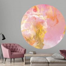 Ein Tapetenkreis mit rosa Marmor und goldenen Akzenten, passend in ein klassisches Wohnzimmer.