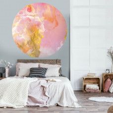 Ein Tapetenkreis mit rosa Marmor und goldenen Akzenten, ideal für ein ruhiges Schlafzimmer.