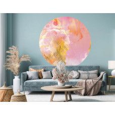 Ein Tapetenkreis mit rosa Marmor und goldenen Akzenten, perfekt für ein stilvolles Wohnzimmer.