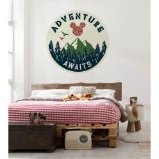 Ein Tapetenkreis mit Mickey Mouse auf Abenteuer, Disney-Thema, sichtbar in einem Kinderzimmer.