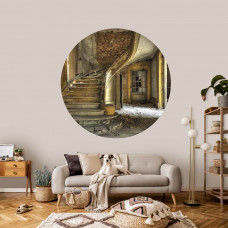 Ein Tapetenkreis, der ein altes Gebäude im Industriestil darstellt, das in einem Wohnzimmer zu sehen ist.