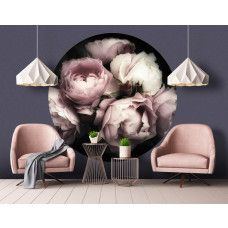 Ein Tapetenkreis mit rosafarbenen und weißen Pfingstrosen in einem stimmungsvollen Wohnzimmer.