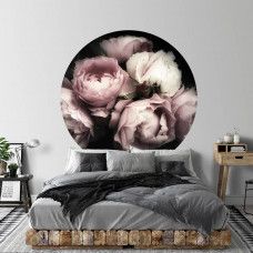 Ein Tapetenkreis mit rosafarbenen und weißen Pfingstrosen in einem ruhigen Schlafzimmer.