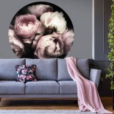 Ein Tapetenkreis mit rosafarbenen und weißen Pfingstrosen, passend für ein stilvolles Wohnzimmer.