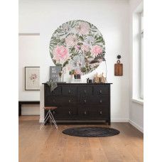 Ein Tapetenkreis mit einem romantischen Blumenmuster in einem Wohnzimmer.