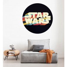 Ein Tapetenkreis mit dem Star Wars-Logo im typografischen Stil, sichtbar in einem Kinderzimmer.