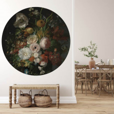 Ein Tapetenkreis mit einem Blumenstillleben von Rachel Ruysch in einem eleganten Wohnzimmer.