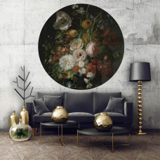 Ein Tapetenkreis mit einem Blumenstillleben von Rachel Ruysch, ideal für ein stimmungsvolles Wohnzimmer.