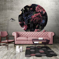 Ein Tapetenkreis mit einem malerischen Blumenmuster im Vintage-Stil in einem warmen Wohnzimmer.