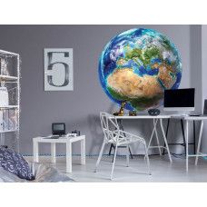 Ein Tapetenkreis mit einem Globus in Erdtönen, geeignet für ein stilvolles Büro.