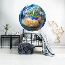 Ein Tapetenkreis mit einem Globus in Erdtönen, ideal für ein Kinderzimmer.
