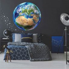 Ein Tapetenkreis mit einem Globus in Erdtönen, geeignet für ein ruhiges Schlafzimmer.