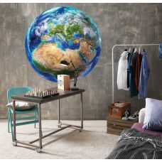 Ein Tapetenkreis mit einem Globus in Erdtönen, perfekt für ein stimmungsvolles Wohnzimmer.