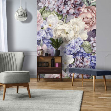 Eine Tapete von einem Gemälde mit Blumen im Kunststil auf dem Display im Wohnzimmer.