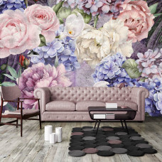 Eine Tapete von einem Gemälde mit Blumen im Kunststil auf dem Display im Wohnzimmer.