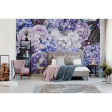 Eine kunstvolle florale Fototapete mit lila und blauen Schattierungen im Schlafzimmer.
