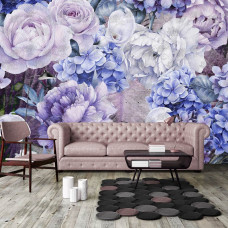 Eine kunstvolle florale Fototapete mit lila und blauen Schattierungen im Wohnbereich.