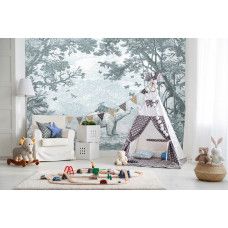 Waldtiere Tapete in grün mit einem Bären und andere Waldtiere durch den Wald umgeben, in einem stilvollen Kinderzimmer gezeigt.