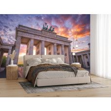 Fototapete Brandenburger Tor im warmen Abendlicht im Schlafzimmer mit weicher Lichtstimmung und monumentaler Perspektive.
