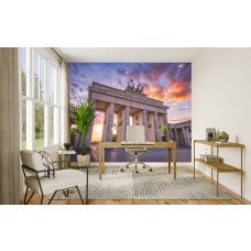 Fototapete Brandenburger Tor im warmen Abendlicht im Büro mit Tiefenwirkung durch niedrigen Kamerastandpunkt und Abendfarben.