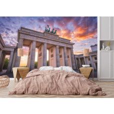 Fototapete Brandenburger Tor im warmen Abendlicht im Schlafzimmer mit ruhigen Abendfarben und klarer Linienführung.