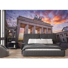 Fototapete Brandenburger Tor im warmen Abendlicht im Schlafzimmer mit bekanntem Berliner Wahrzeichen und atmosphärischem Himmel.
