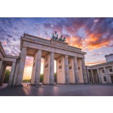 Fototapete Brandenburger Tor im warmen Abendlicht als Produktfoto mit monumentalen Säulen und farbintensivem Abendhimmel.
