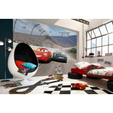 Eine Disney Cars 3 Fototapete mit einer kurvenreichen Rennstrecke im Kinderzimmer.
