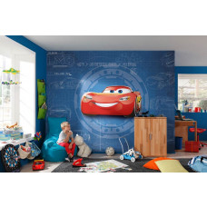 Eine Disney Cars Fototapete mit technischen Blaupausen von Fahrzeugen im Kinderzimmer.