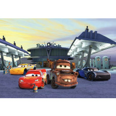 Disney Cars Tankstelle Fototapete mit kultigen Szenen der Tankstelle aus dem Film, ideal für ein abenteuerliches Zimmer.