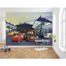Eine Disney Cars Fototapete mit einer Scčne an der Tankstelle für eine echte Autoatmosphäre im Kinderzimmer.