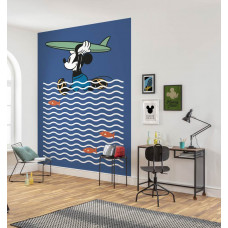 Eine Fototapete von Disney's Mickey Mouse auf Abenteuer mit seinem Surfbrett im Kinderzimmer.