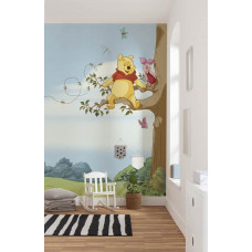 Eine Fototapete von Disney's Winnie the Pooh mit einem Baum im Kinderzimmer.