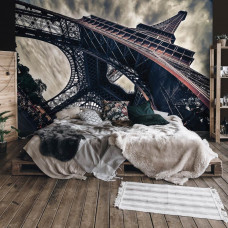 Eine Fototapete des Eiffelturms in Paris als Denkmal für das Schlafzimmer.