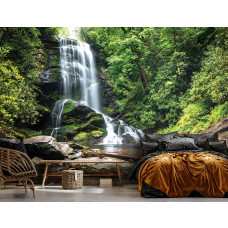 Eine stimmungsvolle Fototapete eines Wasserfalls mit Dschungelelementen in einer Waldlandschaft, perfekt für ein Schlafzimmer.