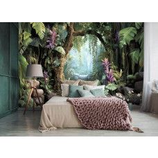 Fototapete von einem Dschungel mit einem Wasserfall und exotischen Pflanzen, dargestellt in einem beeindruckenden 3D-Effekt, der Tiefe zum Schlafzimmer hinzufügt.
