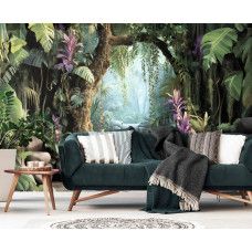 Ein Wohnzimmer mit Fototapete von einem Dschungel mit einem Wasserfall und exotischen Pflanzen, dargestellt in einem beeindruckenden 3D-Effekt, der Tiefe und Abenteuer hinzufügt.
