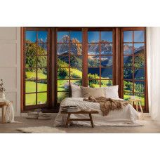 Eine Fototapete mit 3D-Fensteransicht der Alpen in einem ruhigen Schlafzimmer.