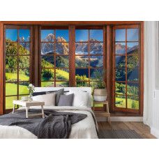 Eine Fototapete mit 3D-Fensteransicht der Alpen im Vliestapeten-Stil für ein Schlafzimmer.