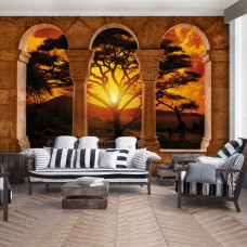 Eine Fototapete mit einer afrikanischen Landschaft mit Säulen, geeignet für ein Wohnzimmer.