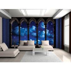 Eine Fototapete mit einem Sternenhimmel und Säulen, gedruckt auf Vliestapete, perfekt für ein Wohnzimmer.