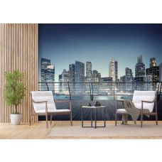 Ein Büro mit einem Fototapet von der 3D-Aussicht auf Wolkenkratzer in einer beleuchteten Stadt.