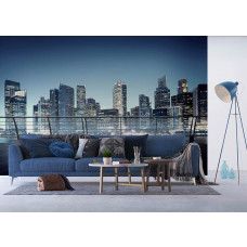 Ein stilvolles Wohnzimmer mit einem Fototapet von der 3D-Aussicht auf Wolkenkratzer in einer beleuchteten Stadt.