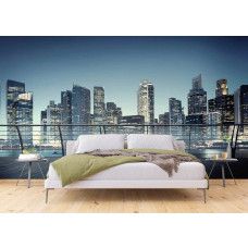 Ein Schlafzimmer mit einem Fototapet von der 3D-Aussicht auf Wolkenkratzer in einer beleuchteten Stadt.