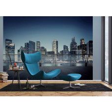 Ein Wohnzimmer mit einem Fototapet von der 3D-Aussicht auf Wolkenkratzer in einer beleuchteten Stadt.