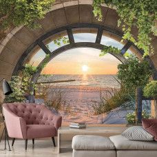 Eine Fototapete mit einer Strandlandschaft bei Sonnenuntergang, gedruckt auf Vliestapete, geeignet für ein Wohnzimmer.