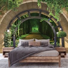 Eine Fototapete mit einem gewundenen Waldweg, bedruckt auf Vliesbehang, passend für ein Schlafzimmer.