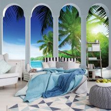 Eine Fototapete mit 3D-Blick auf Palmen und einen Strand am Meer mit Säulen, ideal für ein Schlafzimmer.