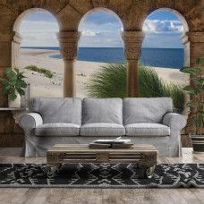 Eine Fototapete mit einem Strand- und Meeresdesign, gedruckt auf Vliestapete, geeignet für ein Wohnzimmer.